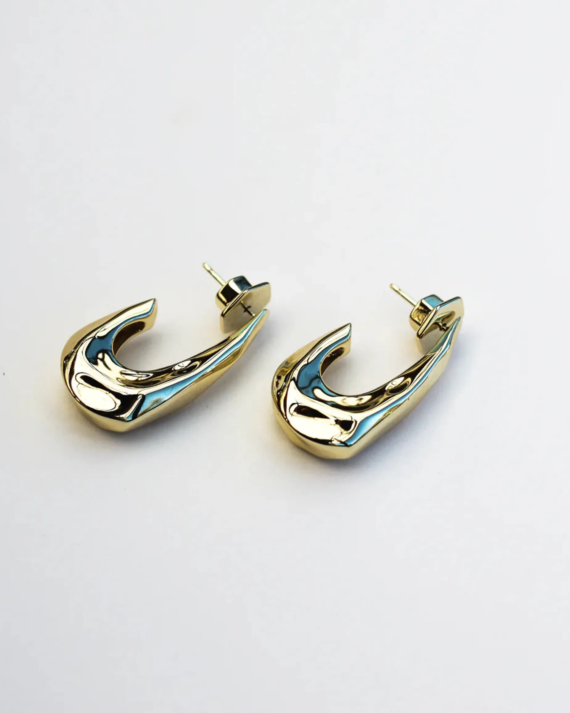 F+H Hook Hammered Earrings GOLD