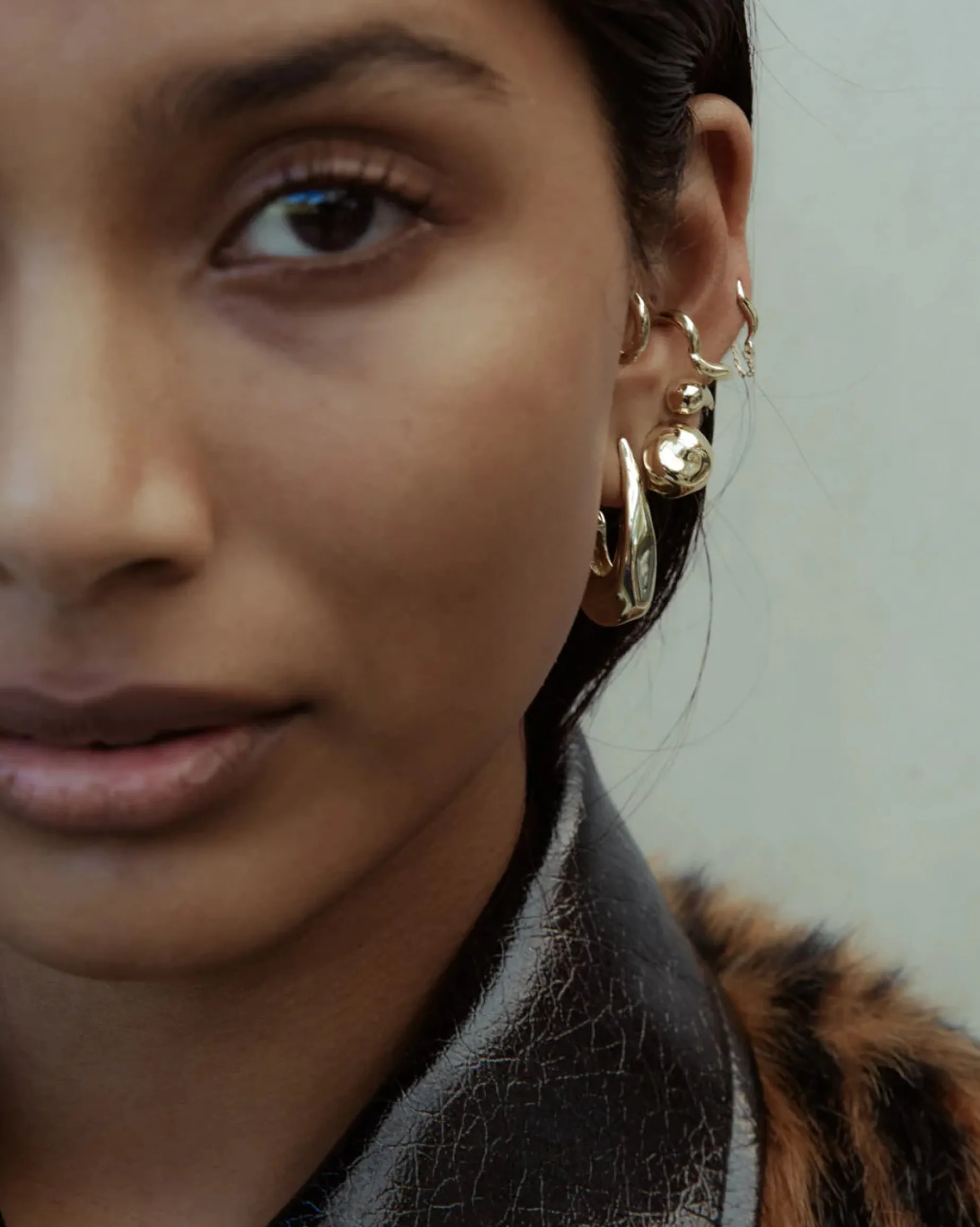 F+H Hook Hammered Earrings GOLD