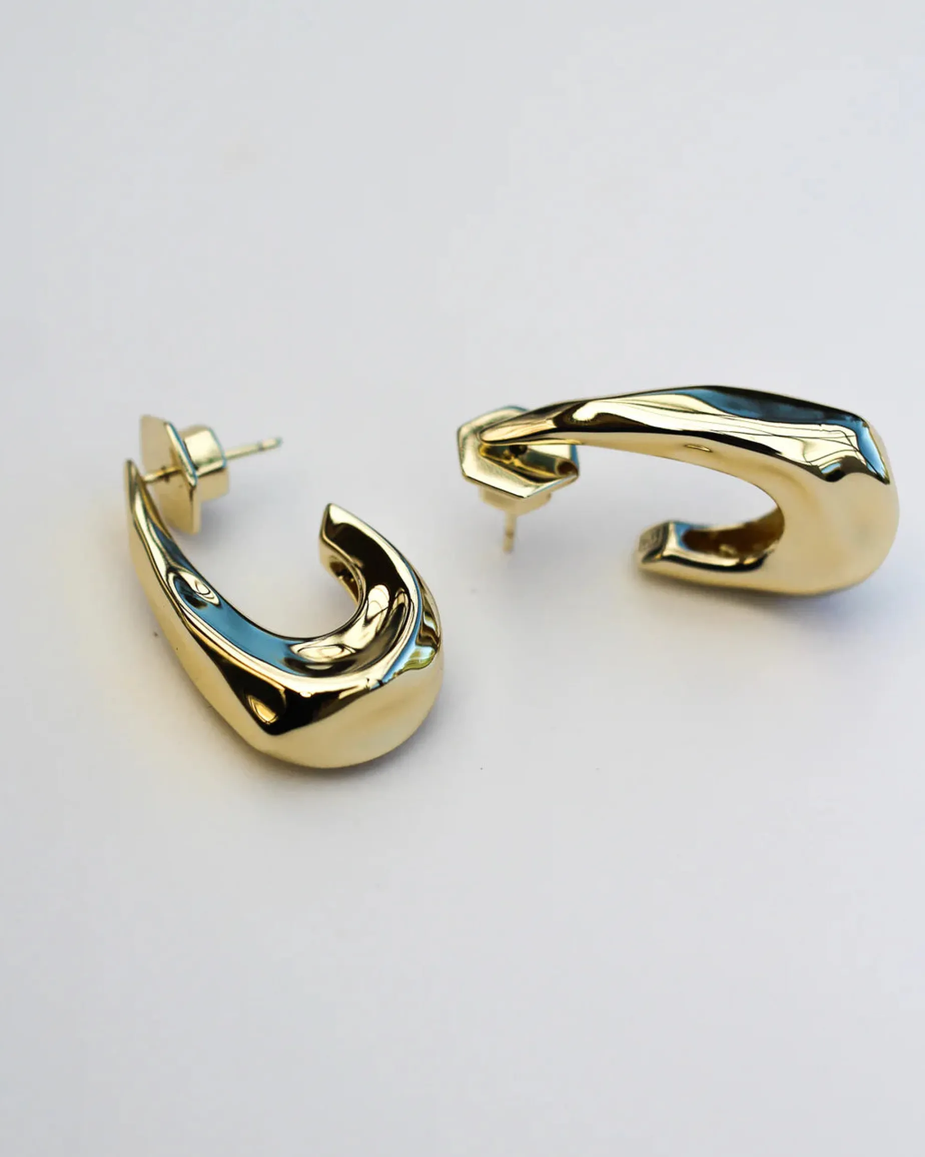 F+H Hook Hammered Earrings GOLD