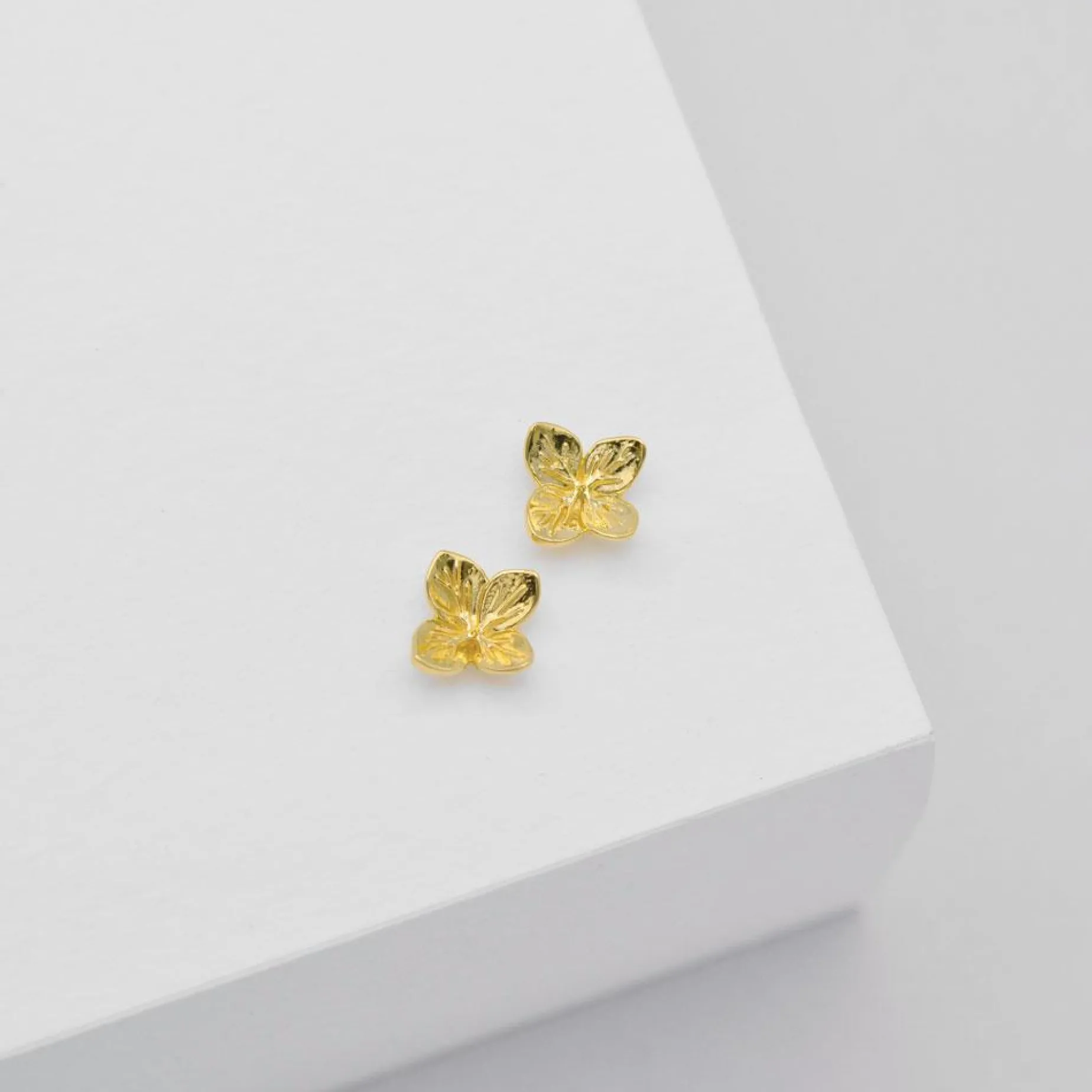 LT - Hydrangea Stud GOLD